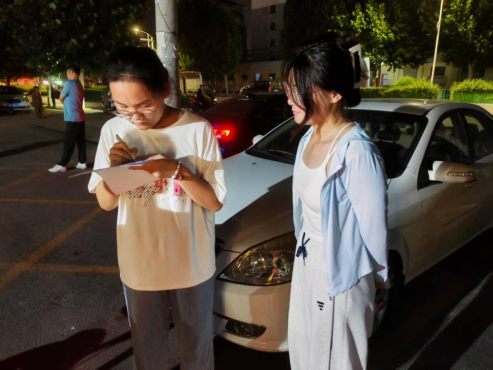 濉溪县口子实验高级中学高中生调研：AI深耕“精准教学”，期待从“”数据驱