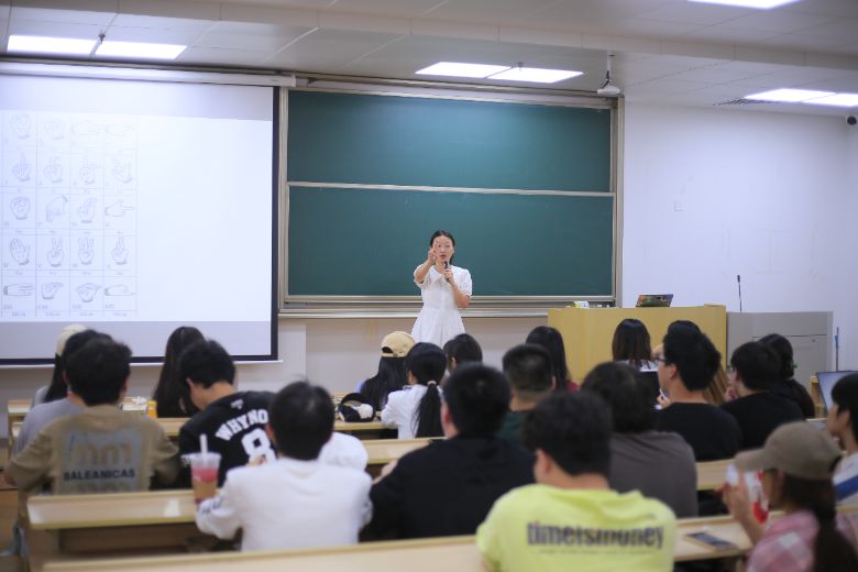 浙理计算机“携手助残，共筑未来”暑期社会实践团：以手传心，共筑无声桥梁