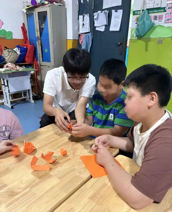 南阳理工学院学子走进南阳弘玉特殊儿童康复中心：实践搭建桥梁，助力特殊儿童社交成长