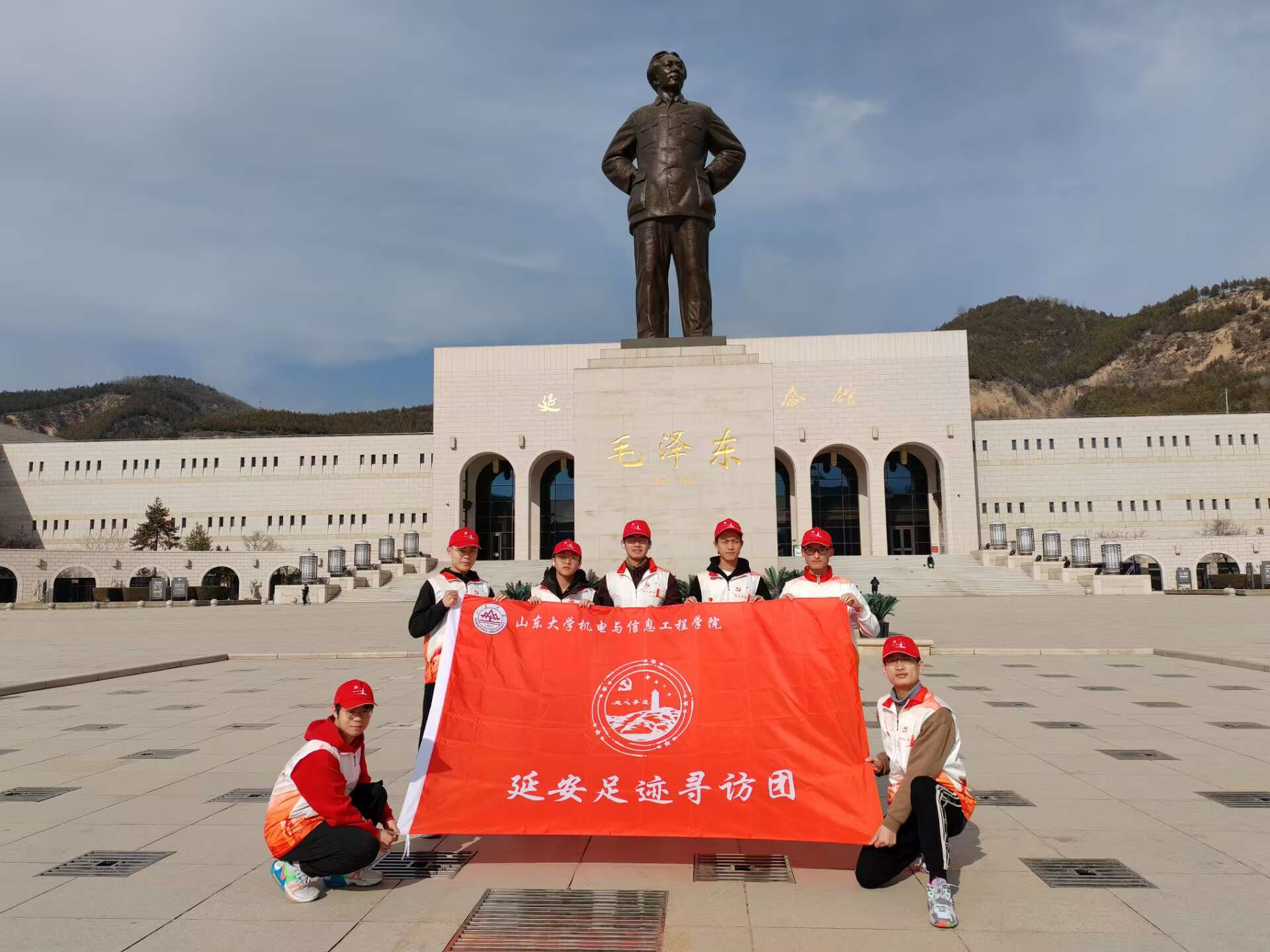 图3:寻访团成员合照