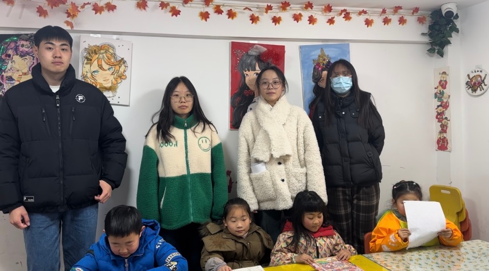 寒冬送暖，“红心研墨” 绘就教育新篇