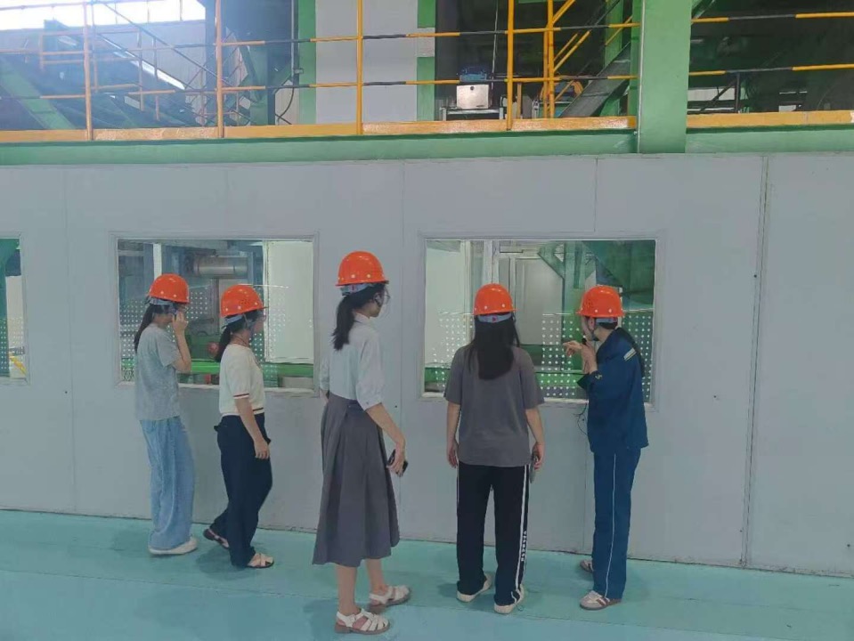 赵都绿韵 经智焕新 | 钢水淬绿 智绘新篇——山东大学经济学院赴新金万利调研纪实
