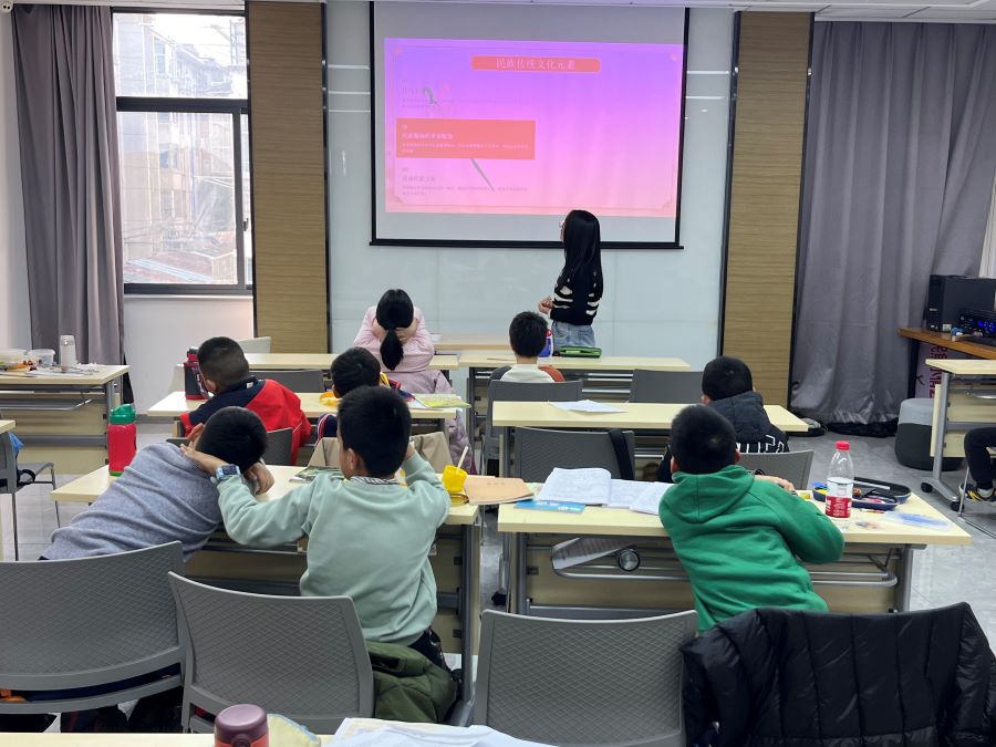 社区开设传统文化实践课堂，大学生助力青少年体悟非遗之美