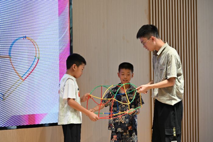河海学子三下乡：小手搭出大世界，童心创想新未来——小吸管搭世界手工主题