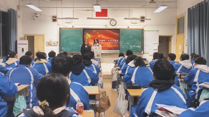 “红石榴”走进一中课堂：大学生为高中生带来一堂“不设防”的对话式宣讲