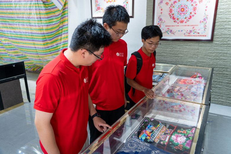 实践札记 长安大学赴四川绵阳 凉山“同心共筑中国梦·民族团结润千村”暑期社会实践队前往北川云珍羌绣体验馆开展社会实践