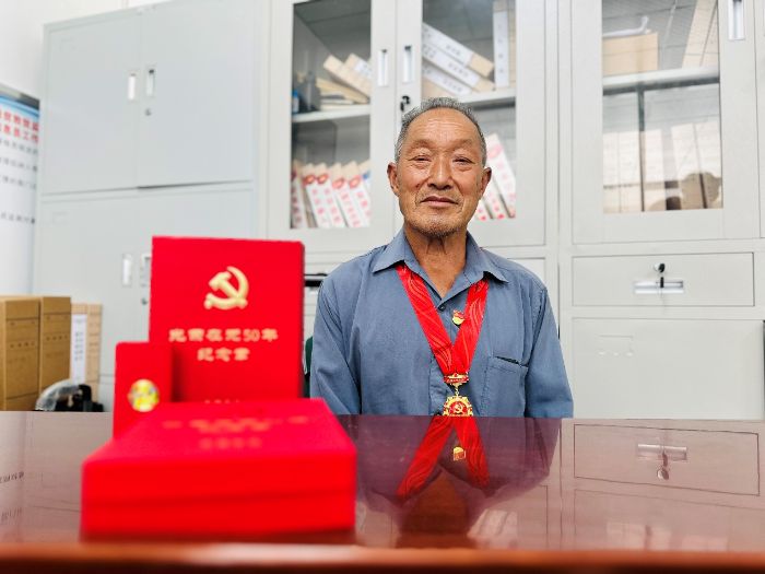 西安外事学院工学院暑期三下乡实践团走访“光荣在党50年”老党员