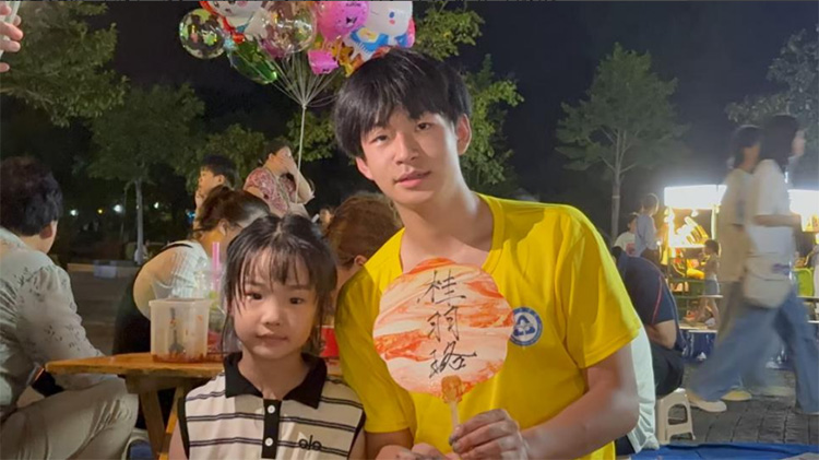 青春寻访红色足迹 漆扇传递信仰之光——武昌工学院艺术设计学院“三下乡”实践队走进京山市烈士公园广场