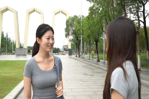 湘疆学子共话文化交融：街头采访探民族团结新路径