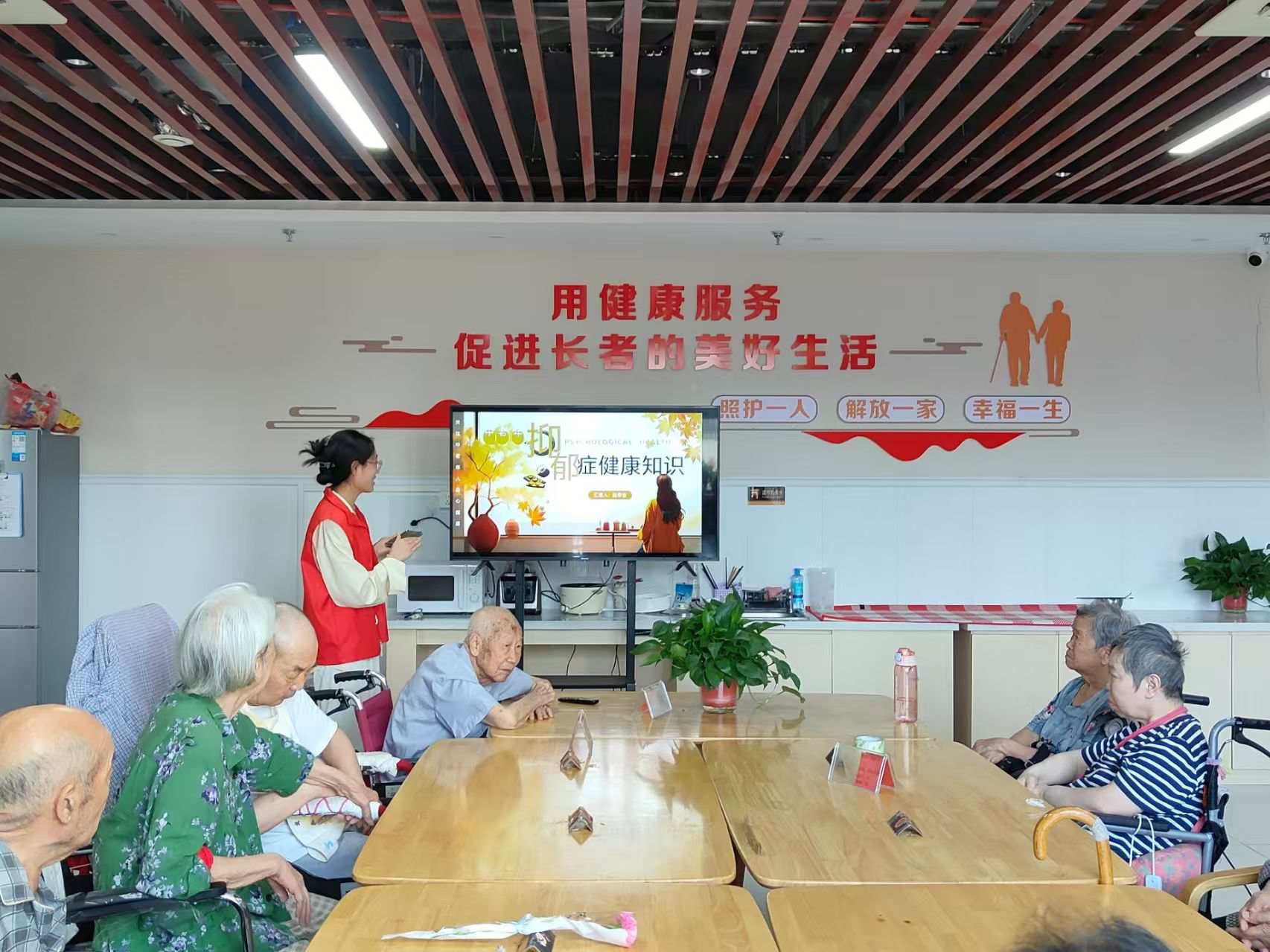 青春暖夕阳，“郁健”护安康：豫北医学院+学子情系养老院筑心桥——用青春热忱  点亮银龄心灯