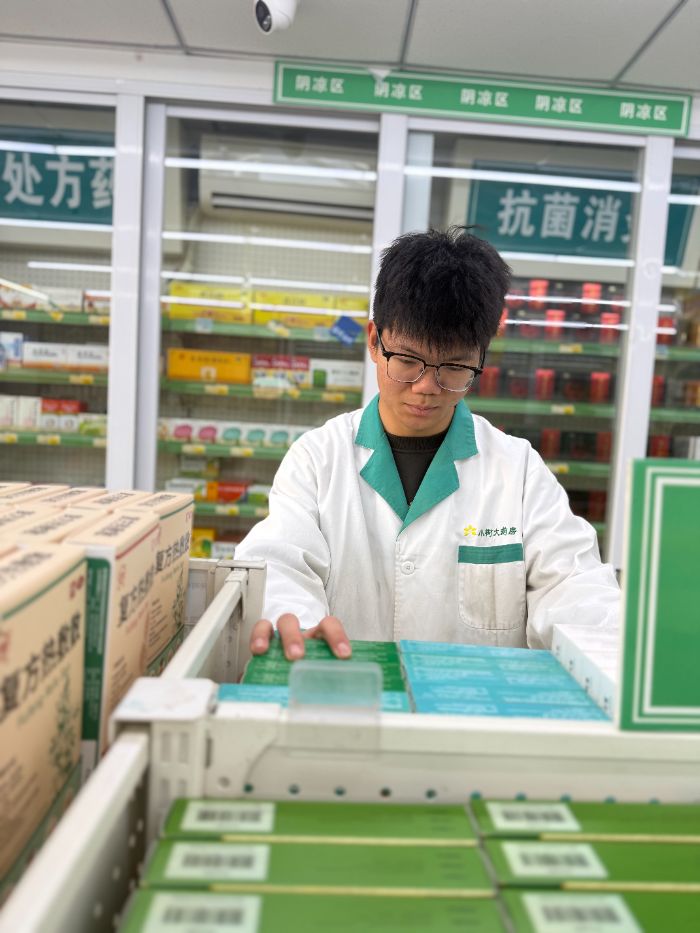 归巢探药寻真知，入世披白守健康