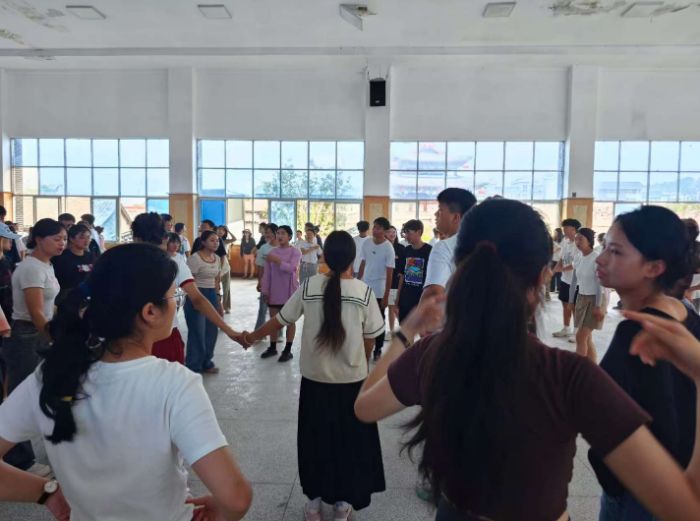 华北电力大学计算机系彝路火舞实践队于西昌市开展火把节志愿者活动