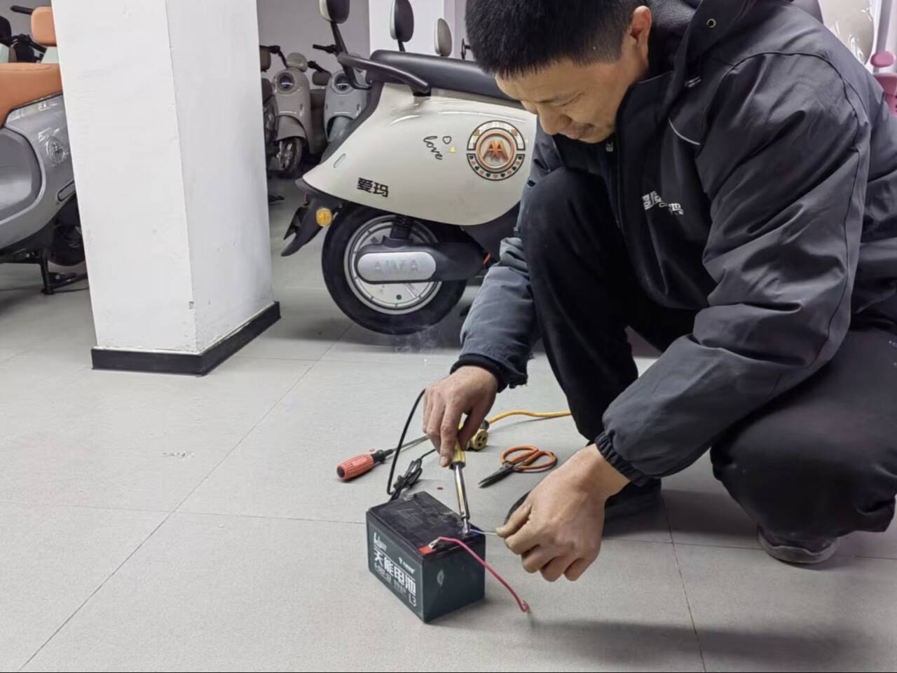 “锋光电刃”调研团：走进电动车组装一线，探索锡焊钎焊奥秘