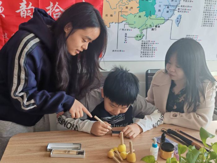 指尖承古韵，匠心暖民心——我院“撷韵拾遗”队走进三给社区宣传非遗技艺