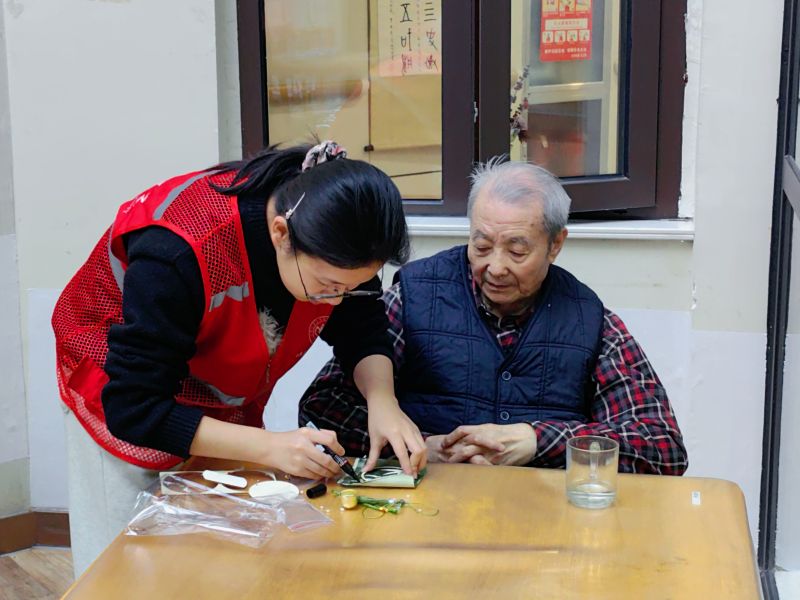 情暖夕阳织时光 宋锦风铃传温情 ——山东大学学生唐仲英爱心社长者学院开展社会实践活动