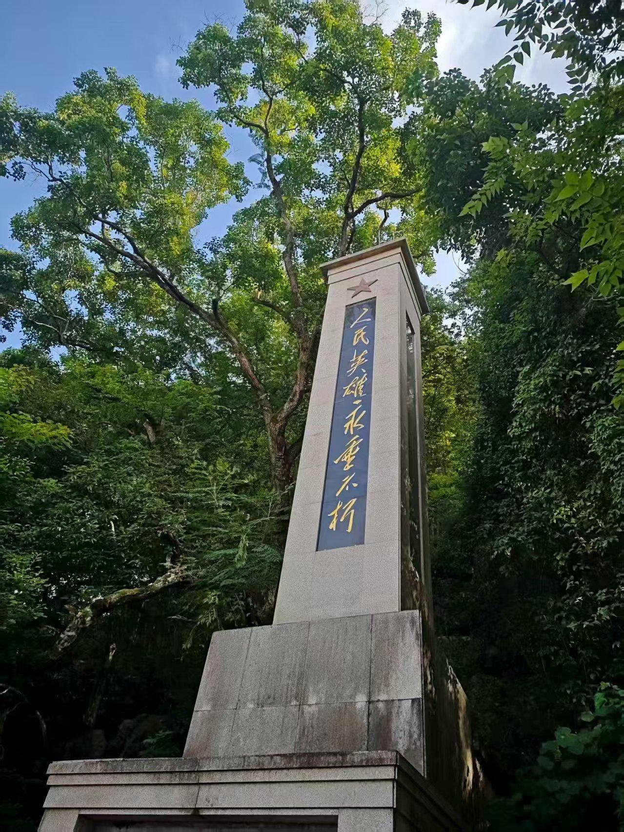 缅怀英烈铸初心 红色传承励青春——南宁学院“不孤”薪火相传实践团走进中渡镇烈士陵园