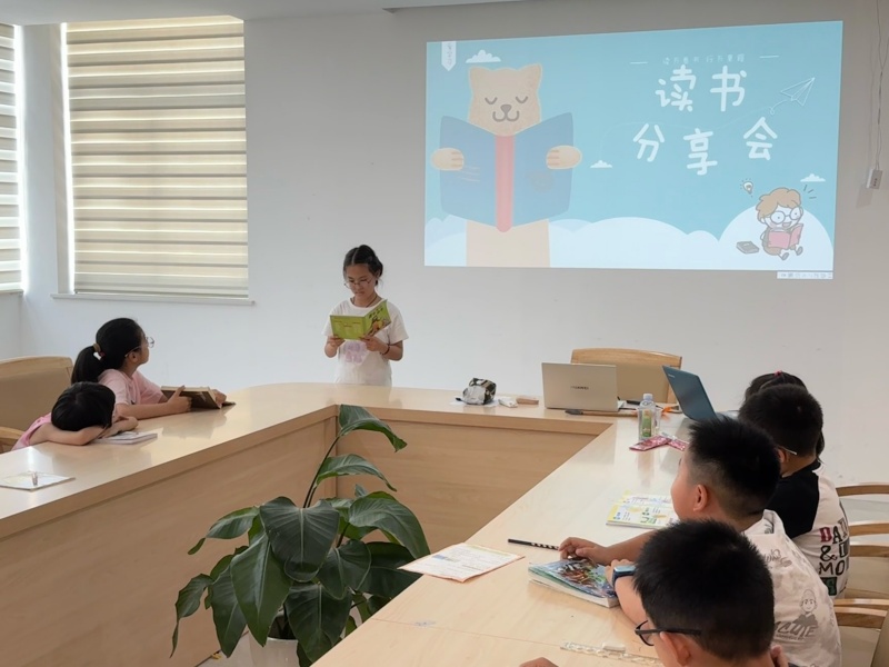 用志愿力量铺就青少年的夏日书香路