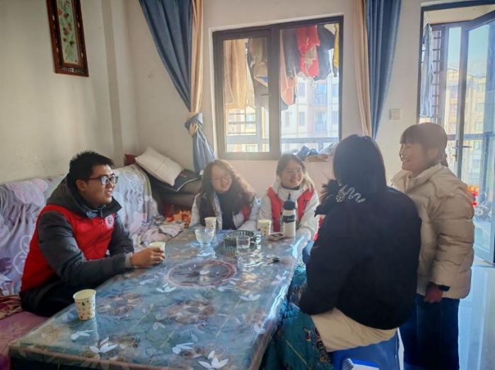 “助力黔行”支教队家访参与者  范加栋