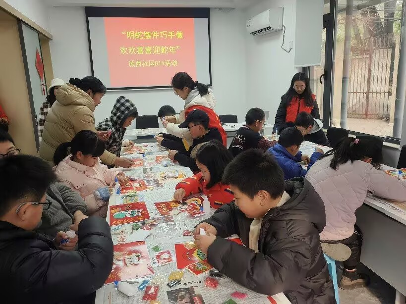 “红心研墨” 绘就多彩冬日，志愿教学点亮社区童梦