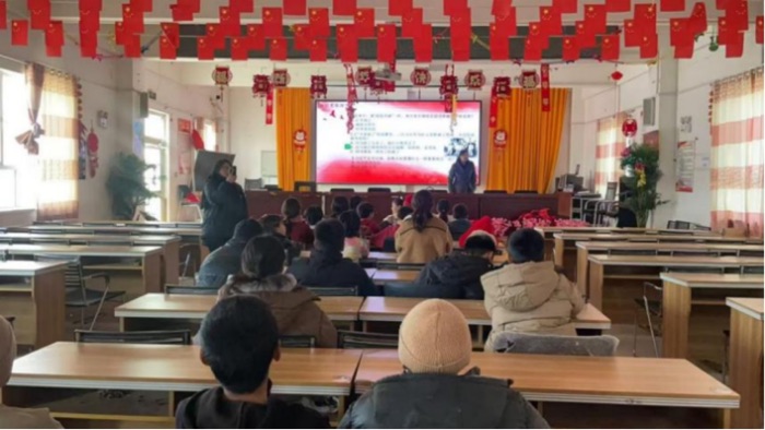 一人一村一课堂：返乡大学生在新疆村庄播下“石榴籽”