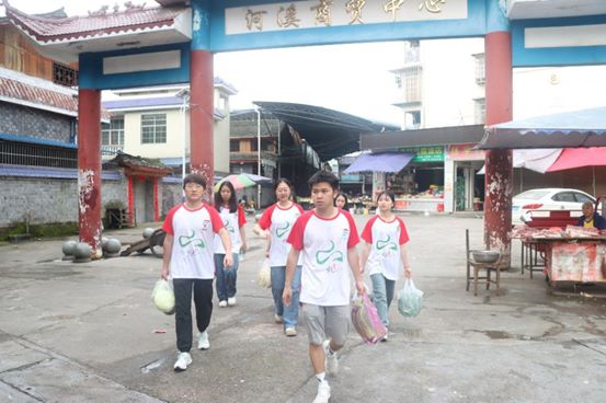 吉首大学“三下乡”——队员早起采购，为实践活动后勤保障护航