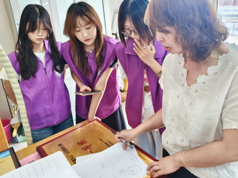 译心牧歌丝路实践团走进乌鲁木齐国际大巴扎：体验非遗打馕技艺，感受丝路文化魅力