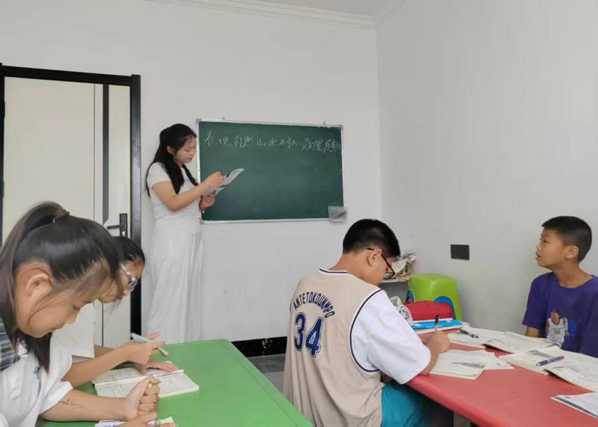 艺术赋能，温暖相传：笔墨点亮志愿新篇章