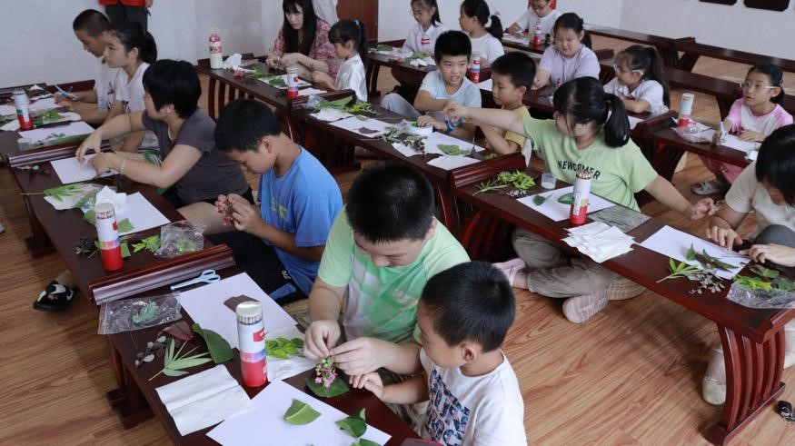 广师大音院学子三下乡：叶载湖韵入诗画，泥捏甲骨铸乡情