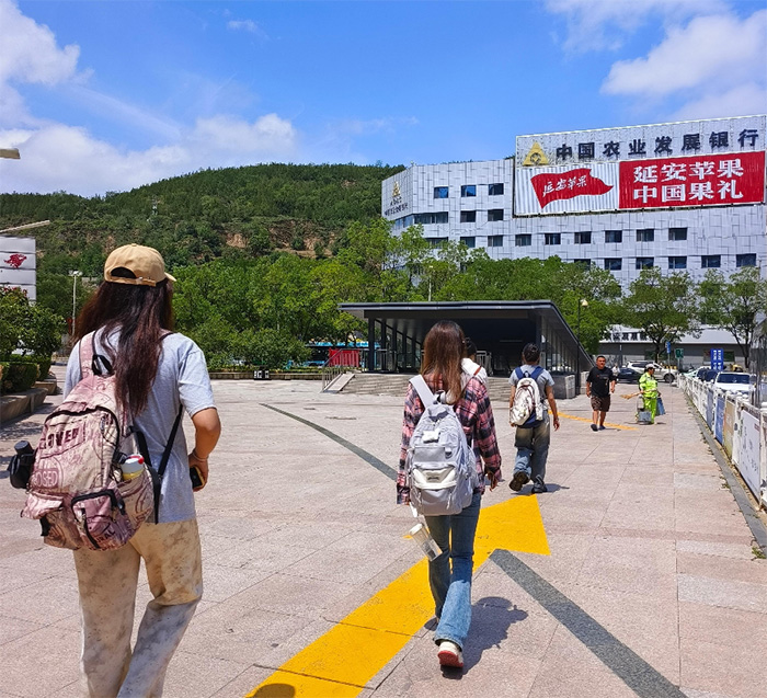 西安培华学院八名学子赴延安：在革命纪念馆里 与历史“对话”听前辈讲那过
