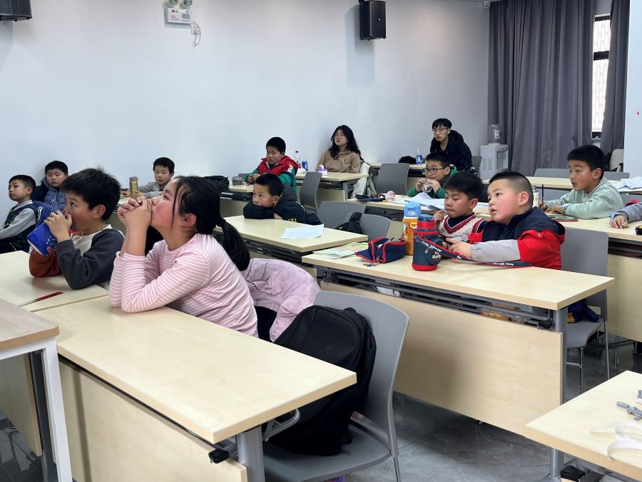 社区开设传统文化实践课堂，大学生助力青少年感知非遗魅力