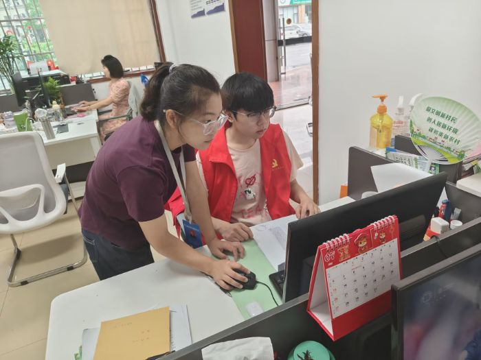 西南石油大学微光筑梦实践队助力渭水社区建设