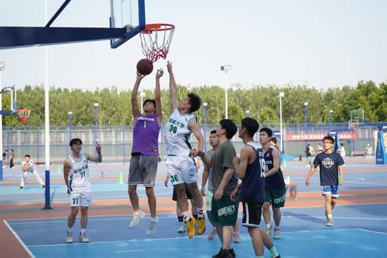 聊城大学传媒技术学院举办“青春逐梦 篮下情深”2024届毕业生篮球友谊交流赛