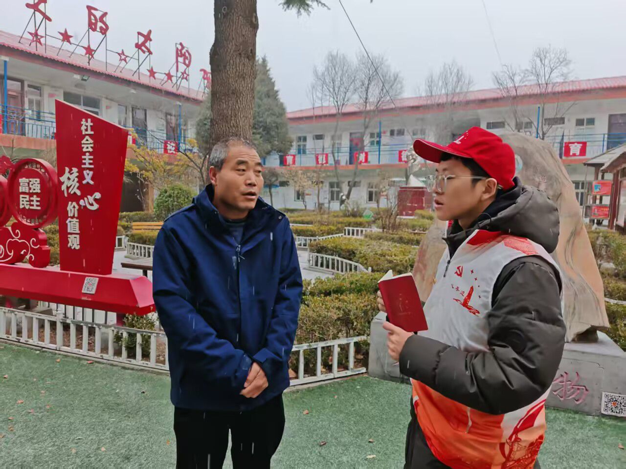 图3 向李老师宣传调研情况