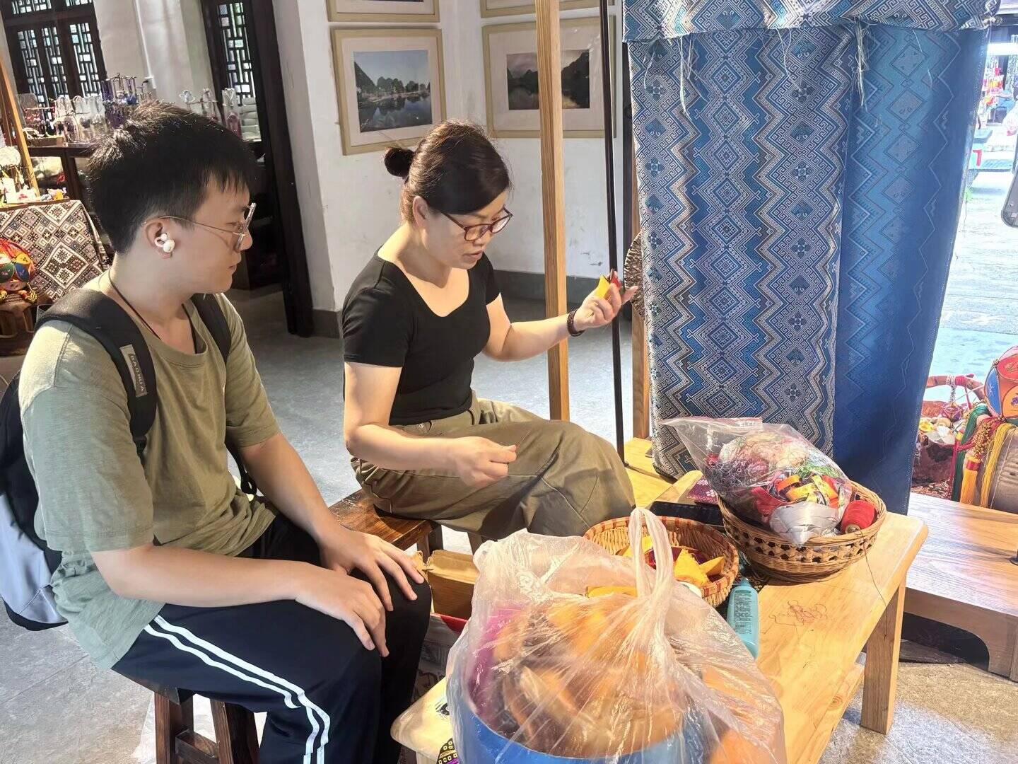 针脚里的传承：旧州古镇的非遗寻踪