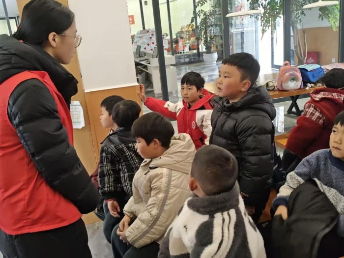 山东大学“助力黔行”志愿服务队为赫章县儿童开展自动化与智能车科普课堂