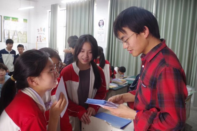 云中谁寄锦书来，心灵关怀传温情