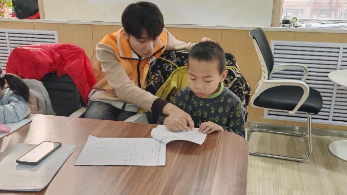 赋能青少年成长·山东大学学生唐仲英爱心社赴历下区社会工作服务站辅课纪实