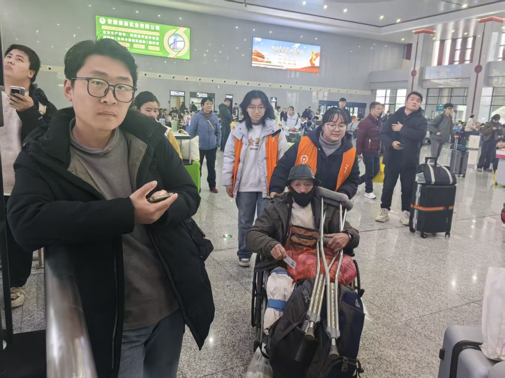 淮师学子暖站途 合肥高铁站志愿服务守护旅客平安出行