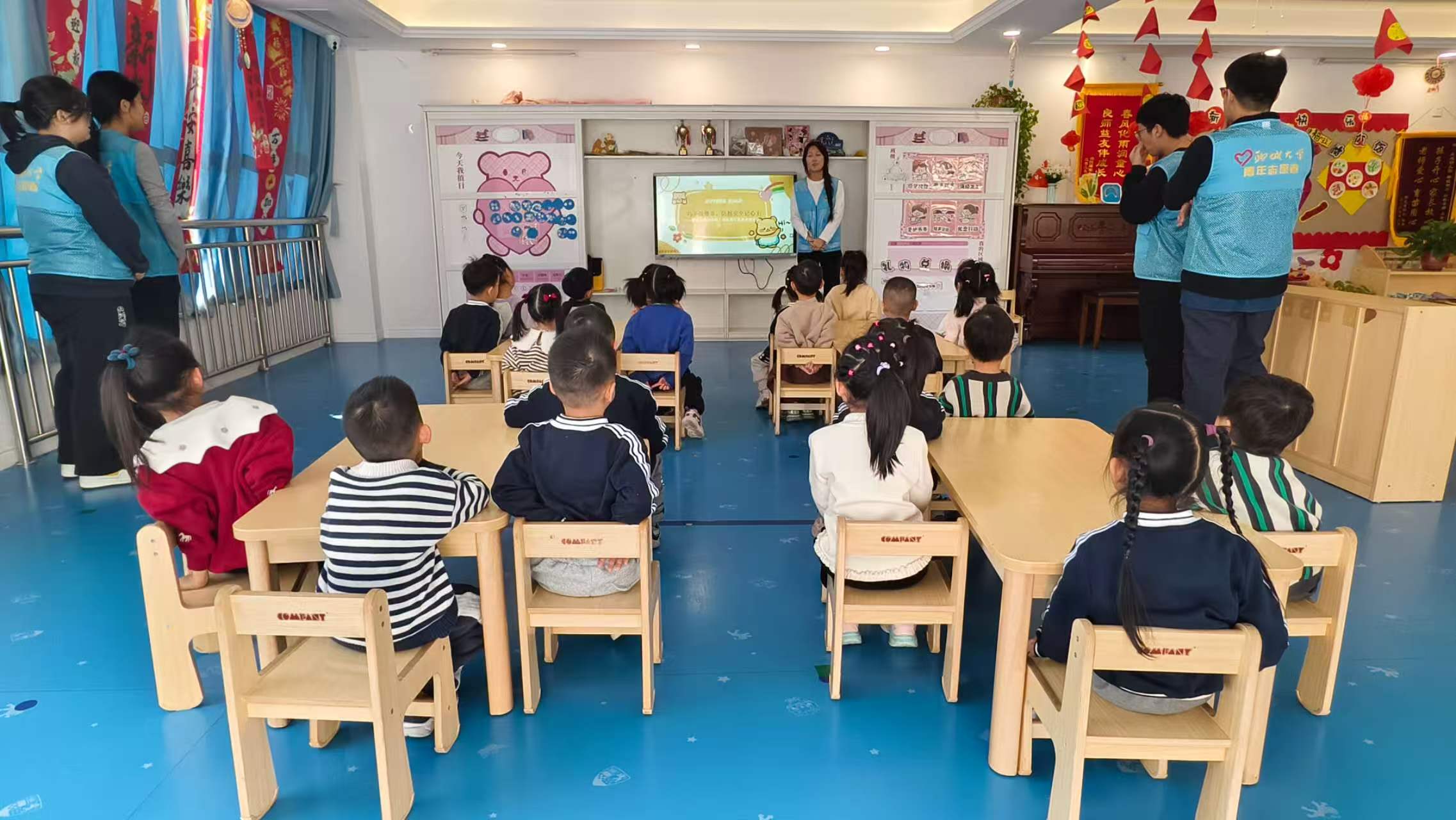 化学化工学院益暖志愿服务队举办"巧手做徽章，防拐安全记心上"志愿服务活动