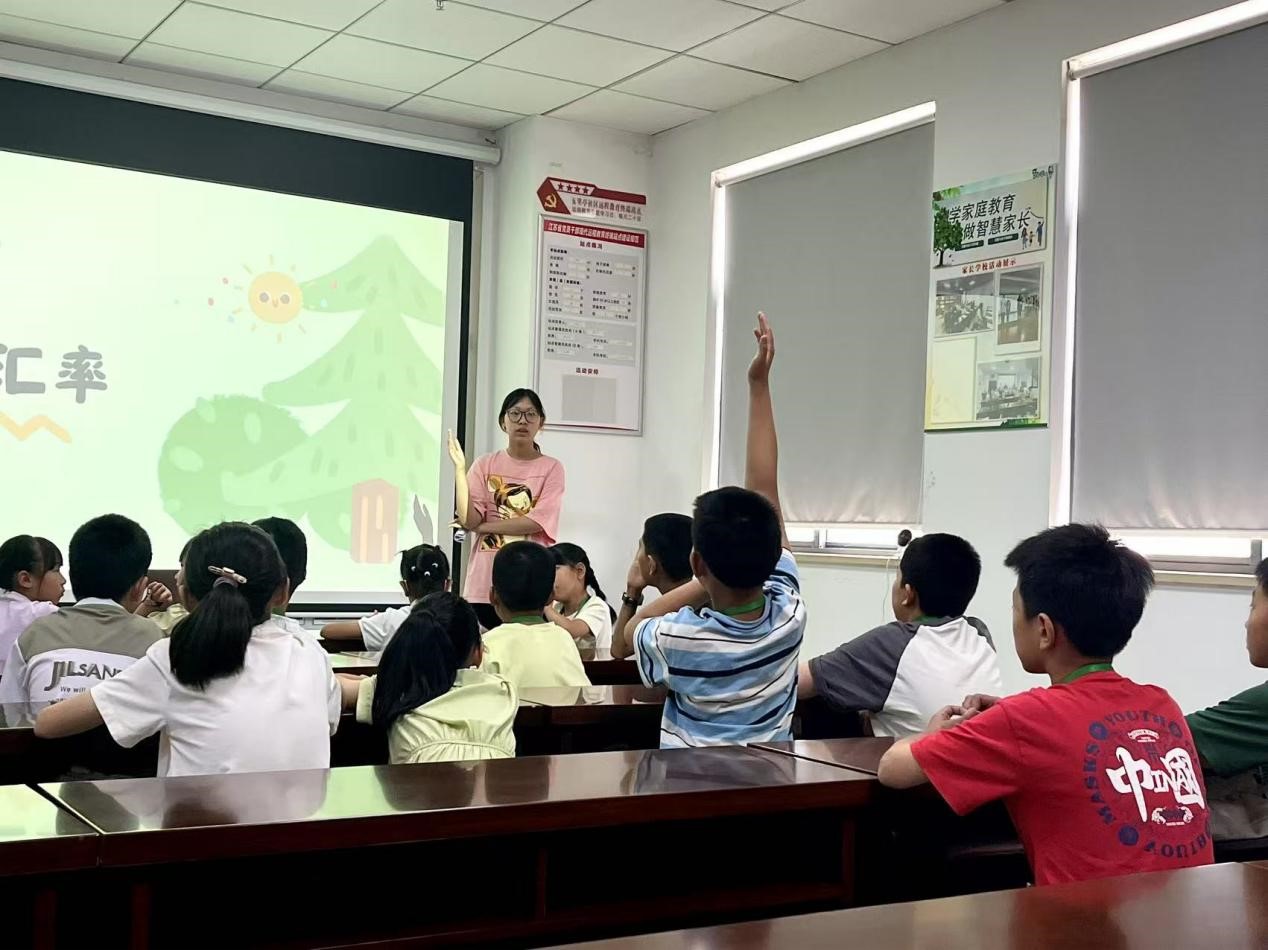 02 图为同学们积极参加课堂互动。管永康 谢天缘 供图png