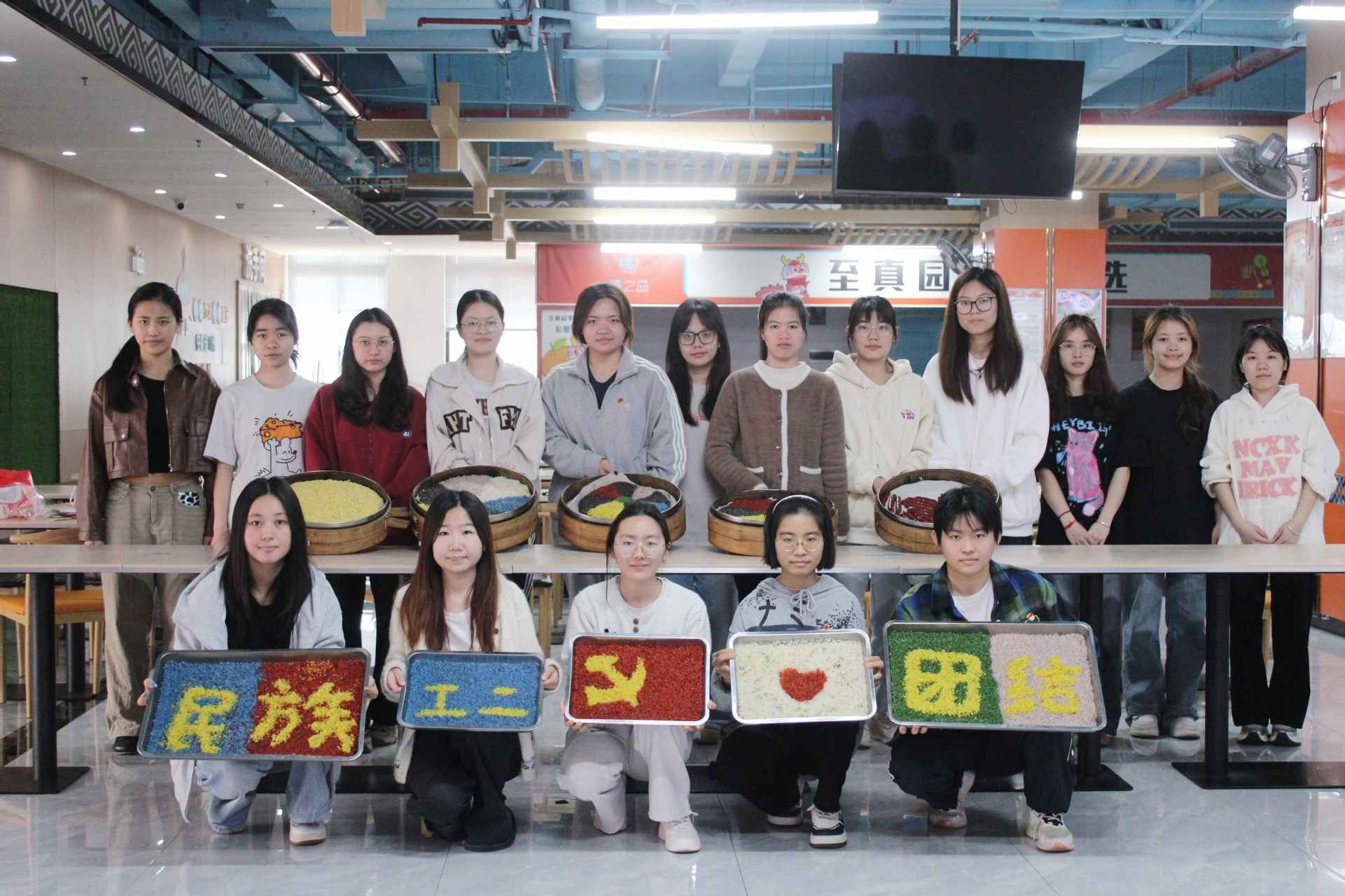 潮起三月三，奋进新征程——广西民族大学管理学院工商管理系本科生第二党支部开展壮乡民族特色主题党日活动