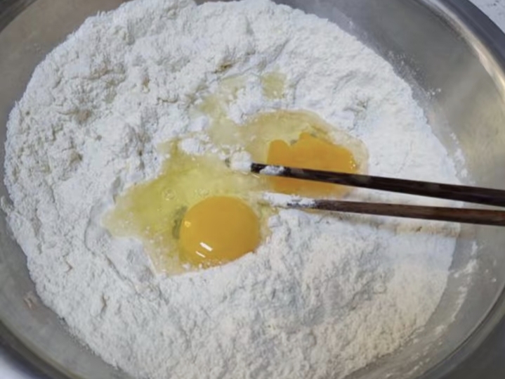 手作揉捻千般巧，香酥回味百年长