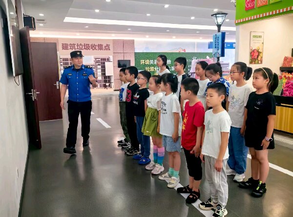  红心研墨播撒文明种 志愿教学培育港城花