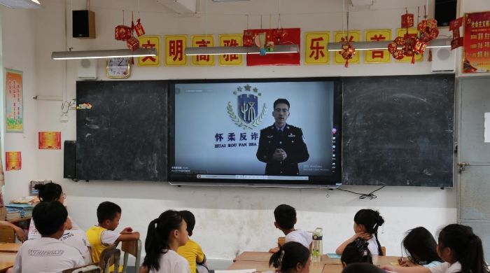 “籽籽同行”突击队以安全支教筑牢青少年成长防线