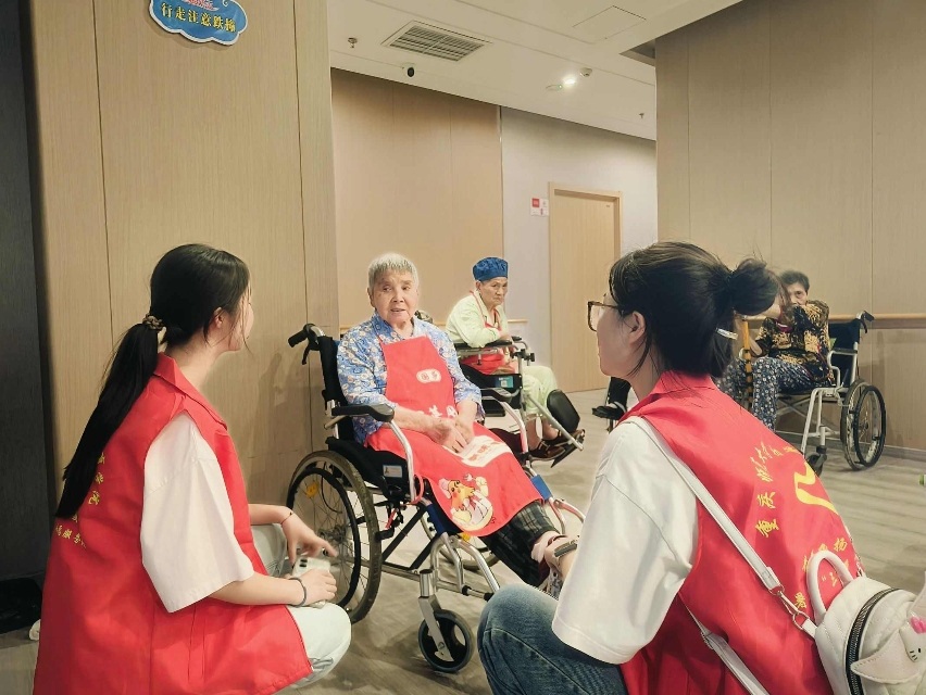 阳光志愿者温暖慰问八颗街道养老服务中心