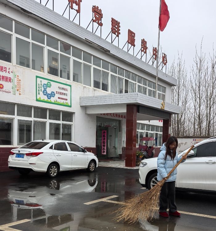 淮北师范大学学子返家乡开展环境整治行动  青春力量助力社区焕新颜