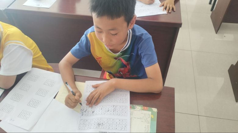 图为摘完枸杞的孩子投入学习