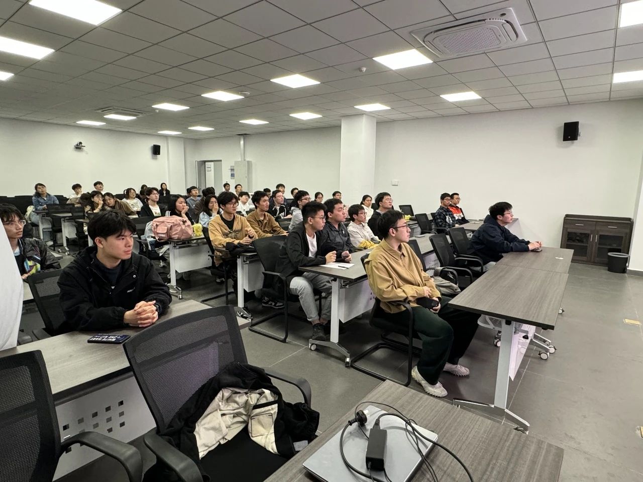 河海大学机器人工程本科生党支部召开考研经验分享交流会