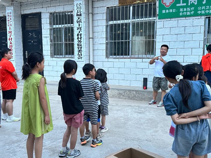 “寻美而行，以心润夏”社会实践团队课堂开讲：与小学生共话民族团结