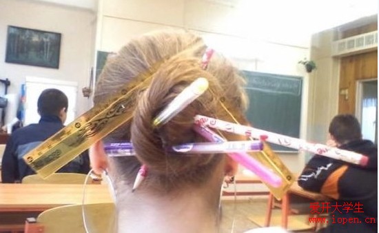 女学生忘记带文具盒后想出来的插笔好办法